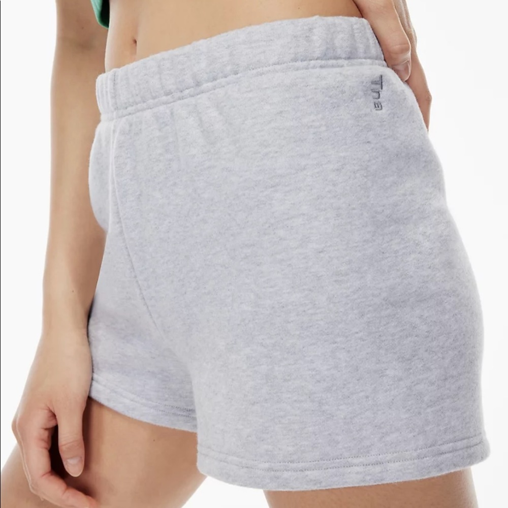 Aritzia TNA Cozy Fleece Perfect Hi-Rise 3" Sweatshort small heather chrome gray